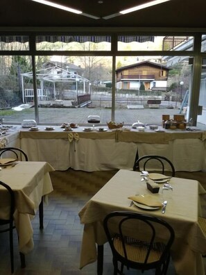 Frühstück, Mittagessen, italienische Küche, Blick auf den Garten