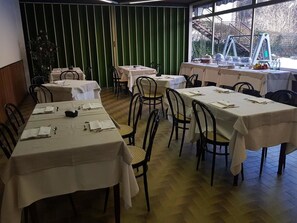 Breakfast, lunch, dinner served; Italian cuisine, garden views