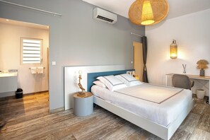 2 habitaciones, caja de seguridad en la habitación y escritorio 