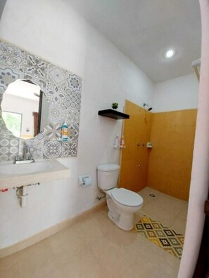 Basic Double Room | Bathroom | Shower, towels, soap, toilet paper - Nicol-Haa (Izamal)