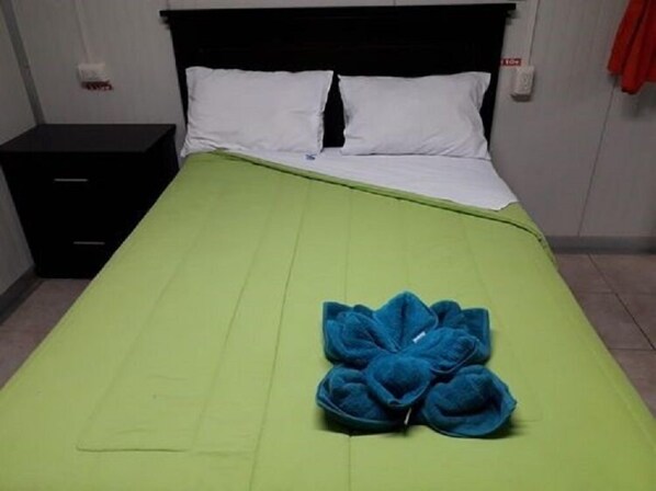 1 bedroom, bed sheets