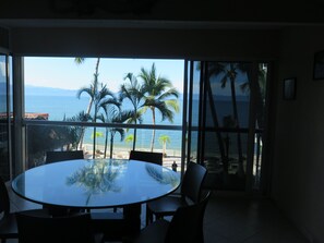 Standard Apartment, 2 Bedrooms, Ocean View | Dining room