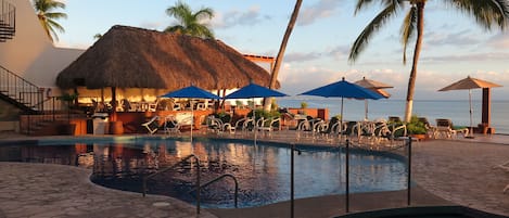 Una piscina al aire libre, sombrillas