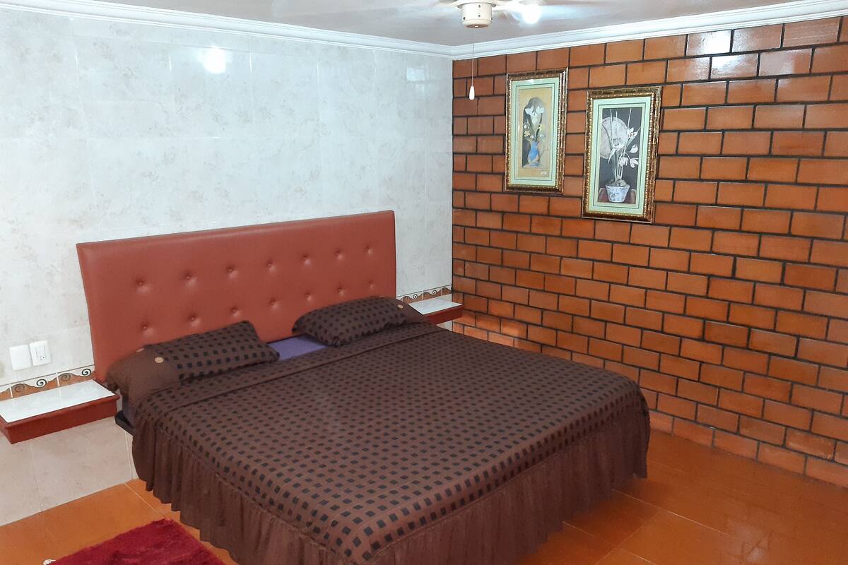 Select Comfort beds, free WiFi, bed sheets