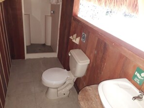 Dusch, handdukar och toalettpapper