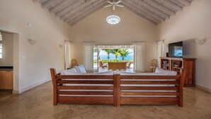 Unclassified image, 2 of 18, button - Villa Aquilae (Weston)