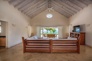 TV - Villa Aquilae (Weston)