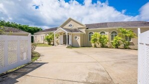 Unclassified image, 4 of 18, button - Villa Aquilae (Weston)