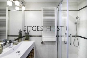 Kostenlose Toilettenartikel, Haartrockner, Handtücher