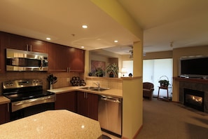 Signature Condo, 3 Bedrooms, Hot Tub | Private kitchen