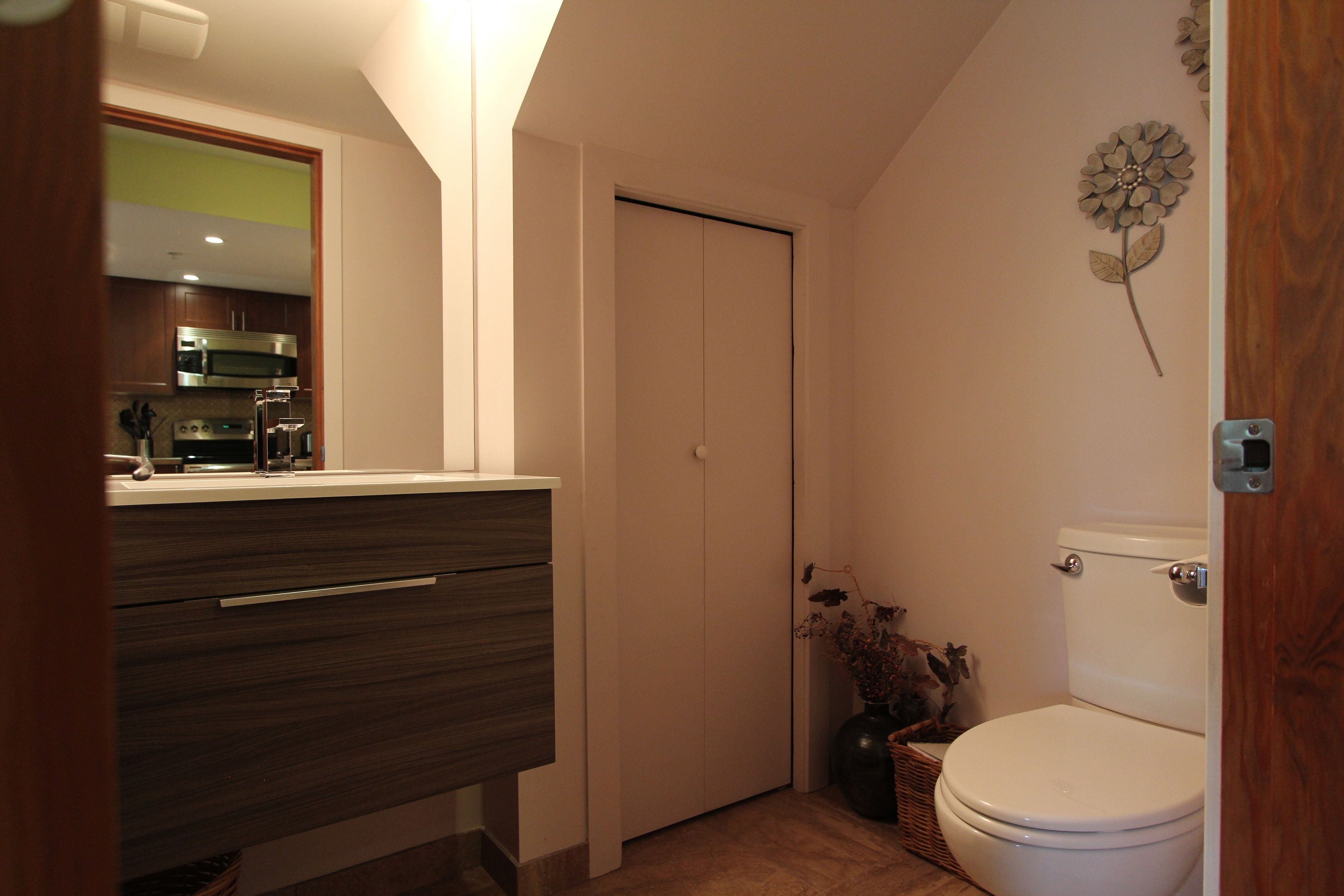 Ein Badezimmer mit Toilette, Waschbecken und einem Schrank.
