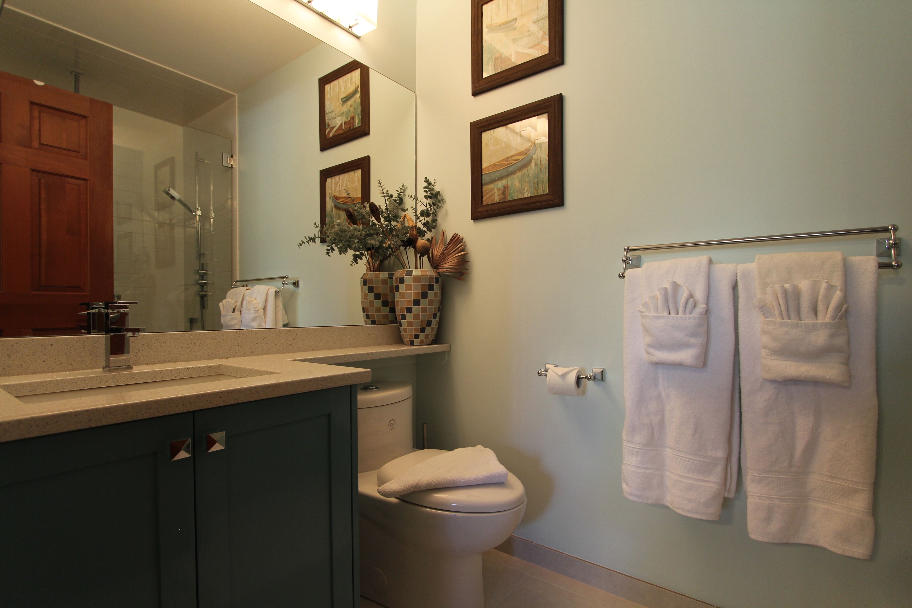 Ein Badezimmer mit Waschbecken, Toilette und Handtuchhalter.
