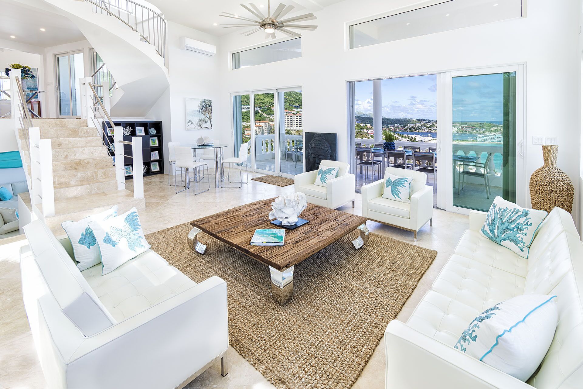 Smart-TV, DVD-spiller, bøker og filmbibliotek