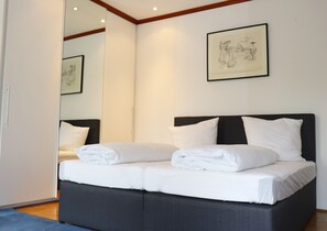 Junior Suite | Desk, soundproofing, cribs/infant beds, free WiFi