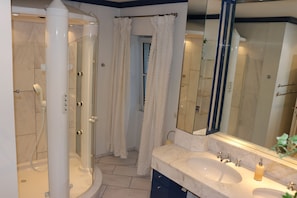 Departamento, 2 habitaciones | Baño | Regadera, secadora de cabello, toallas, jabón