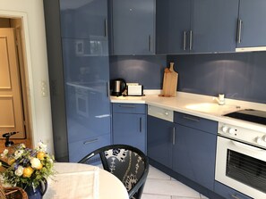 Apartment, 2 Bedrooms | Private kitchen | Electric kettle, cookware/dishes/utensils