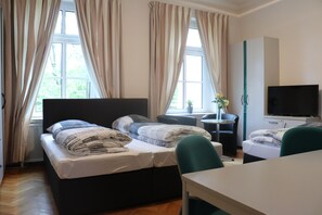 Basic Triple Room, Shared Bathroom | Desk, soundproofing, cots/infant beds, free WiFi - Stadtvilla bei Peters Leipzig (Leipzig)