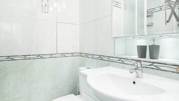 Ducha, artículos de tocador gratuitos, secador de pelo, toallas