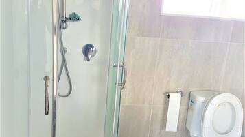 Shower, rainfall showerhead, free toiletries, towels