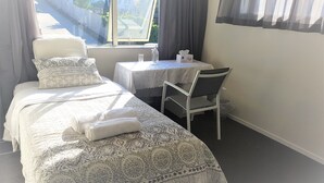 Warm Friendly Home | Blackout drapes, iron/ironing board (on request), WiFi (free) - Sylvia Park House (Auckland)