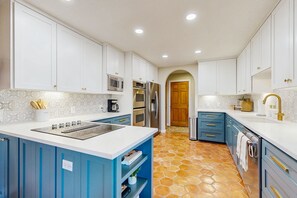 Fridge, microwave, oven, stovetop - Peaceful retreat on Lake Travis with amazing views near wineries & distilleries (Lakeway)