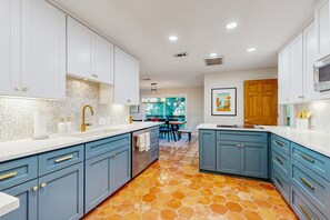 ثلاجة، ميكروويف، فرن، موقد طهي مسطح