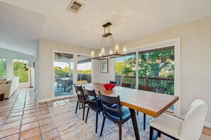 Dining - Peaceful retreat on Lake Travis with amazing views near wineries & distilleries (Lakeway)