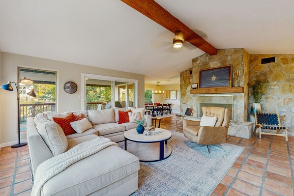 TV, fireplace, DVD player, books - Peaceful retreat on Lake Travis with amazing views near wineries & distilleries (Lakeway)