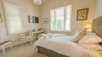 Habitación doble Deluxe, baño en la habitación, vista al jardín | Ropa de cama de alta calidad, camas con pillow-top y minibar