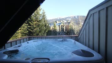 Signature Condo, 3 Bedrooms, Hot Tub | Private spa tub