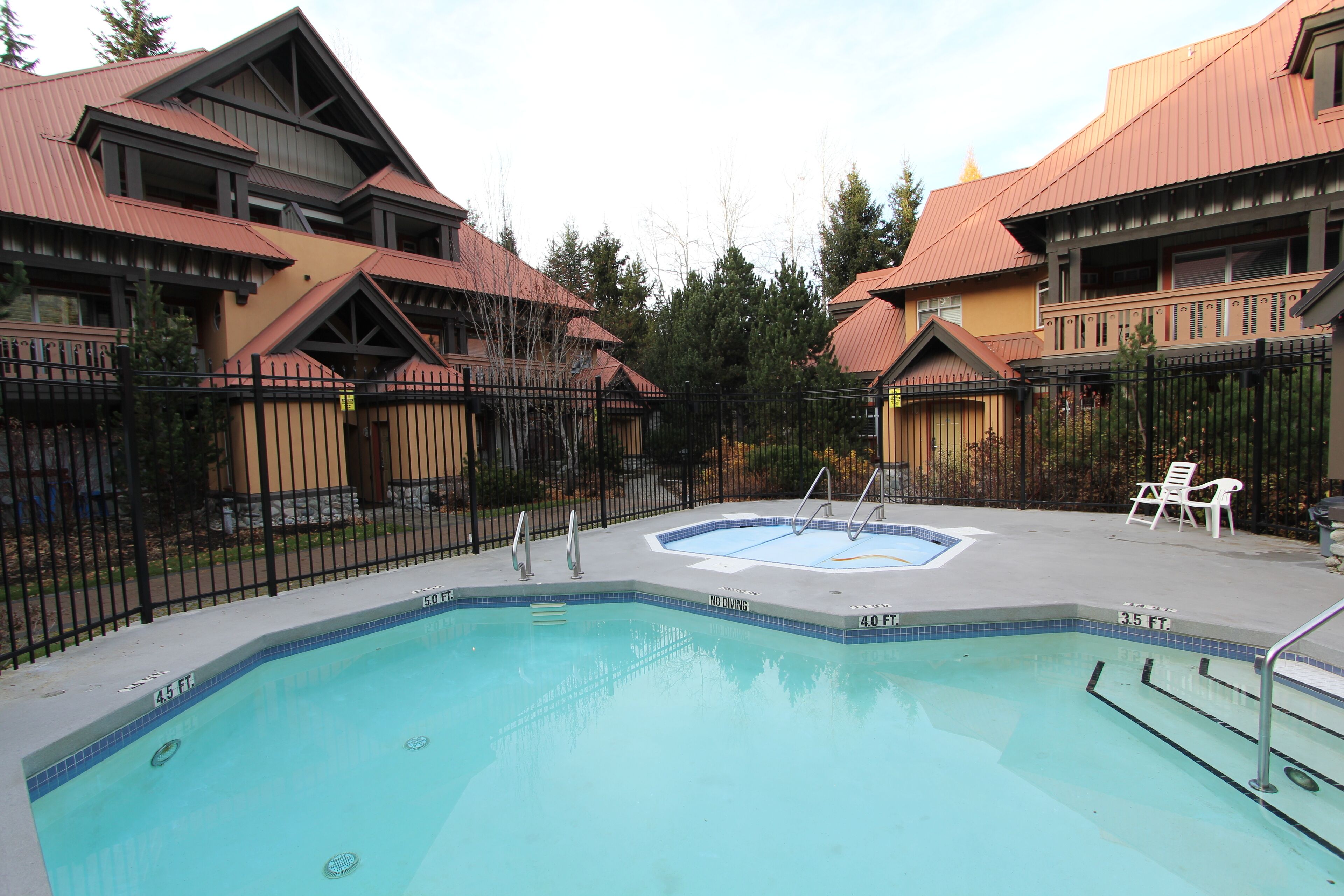 Utendørsbasseng og et oppvarmet basseng