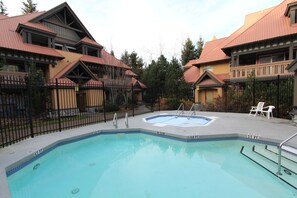 Una piscina al aire libre, una piscina climatizada