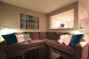 Condo Prestigio, 3 habitaciones, hidromasaje | Área de sala de estar | Chimenea y reproductor de DVD