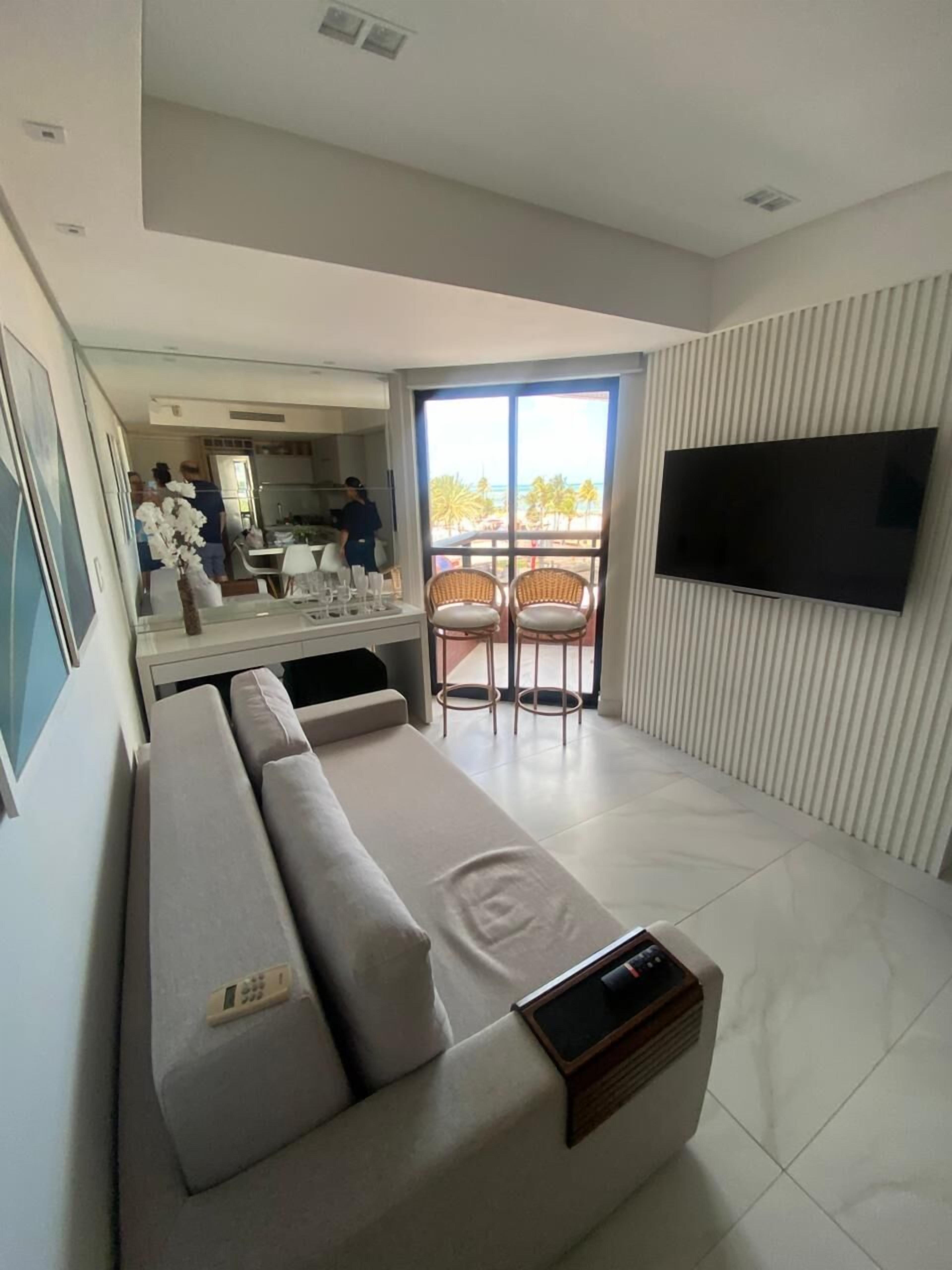 Comfort Studio | Living area | 32-inch TV with cable channels