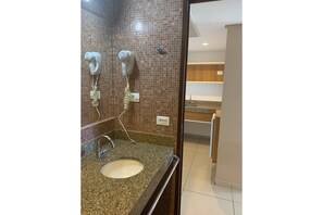 公寓 | 浴室 | 淋浴設備、毛巾、衛生紙