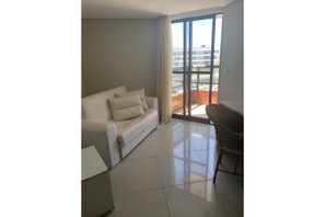 公寓 | 起居區 | 32-吋電視，提供有線頻道