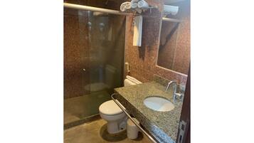 Appartamento | Bagno | Doccia, asciugamani, carta igienica