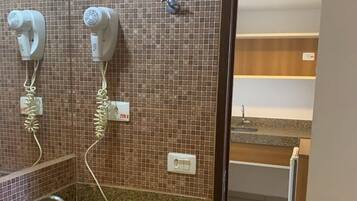 Ducha, toallas y papel higiénico