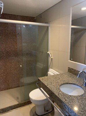 Shower, towels, toilet paper - Flat Marinas Cabo Branco (João Pessoa)