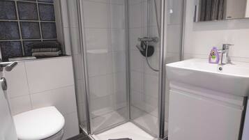 Dusche, Haartrockner, Handtücher, Toilettenpapier