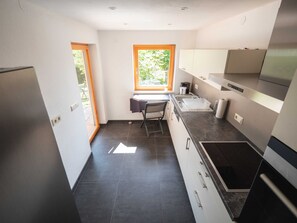 Kjøleskap, mikrobølgeovn, ovn og oppvaskmaskin