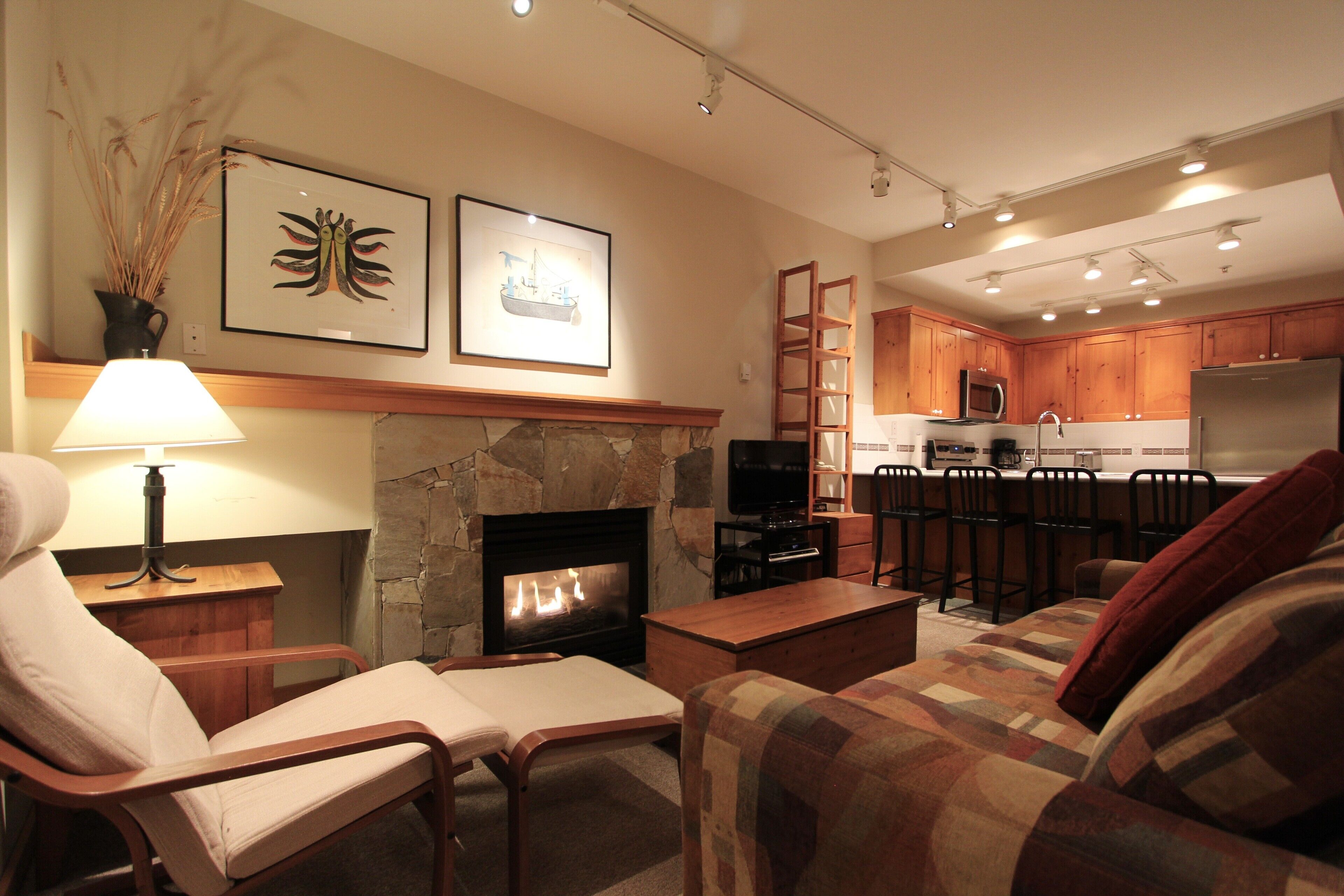 Suite estudio, 1 cama Queen size y sofá cama, planta baja | Área de sala de estar | Televisión y chimenea 