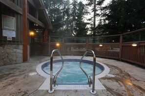 Outdoor spa tub - Symphony Condos by Whistler Retreats (Whistler)