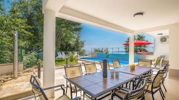 Luxury-Villa, 5 Schlafzimmer, eigener Pool, Meerblick | Terrasse/Patio