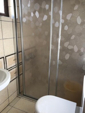 تجهيزات دش، مجففات شعر، خف للقدمين، مناشف