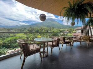 Outdoor dining - Royal Corin Thermal Water Spa and Resort (La Fortuna)