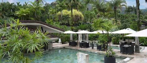 Inomhuspool och utomhuspool