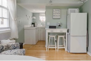 Interior - Charming Pine Point OOB Beach Cottage Tiny House, Steps away from the beach (Scarborough)