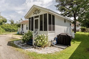 Exterior - Charming Pine Point OOB Beach Cottage Tiny House, Steps away from the beach (Scarborough)