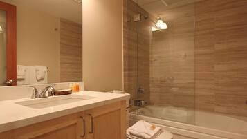 Appartamento Signature, 3 camere da letto | Bagno | Combinazione doccia/vasca, vasca da bagno a immersione totale